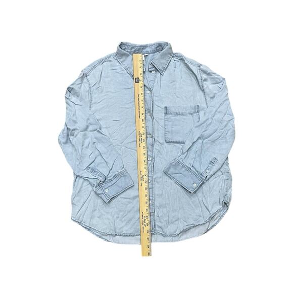 H&M Chambray Denim Shirt Women's Size L Basic Classic Blue Long Sleeve Casual - Picture 2 of 7